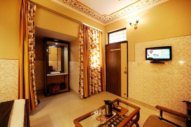 Hotel Golden Heritage Deluxe ชัยปุระ ภายนอก รูปภาพ